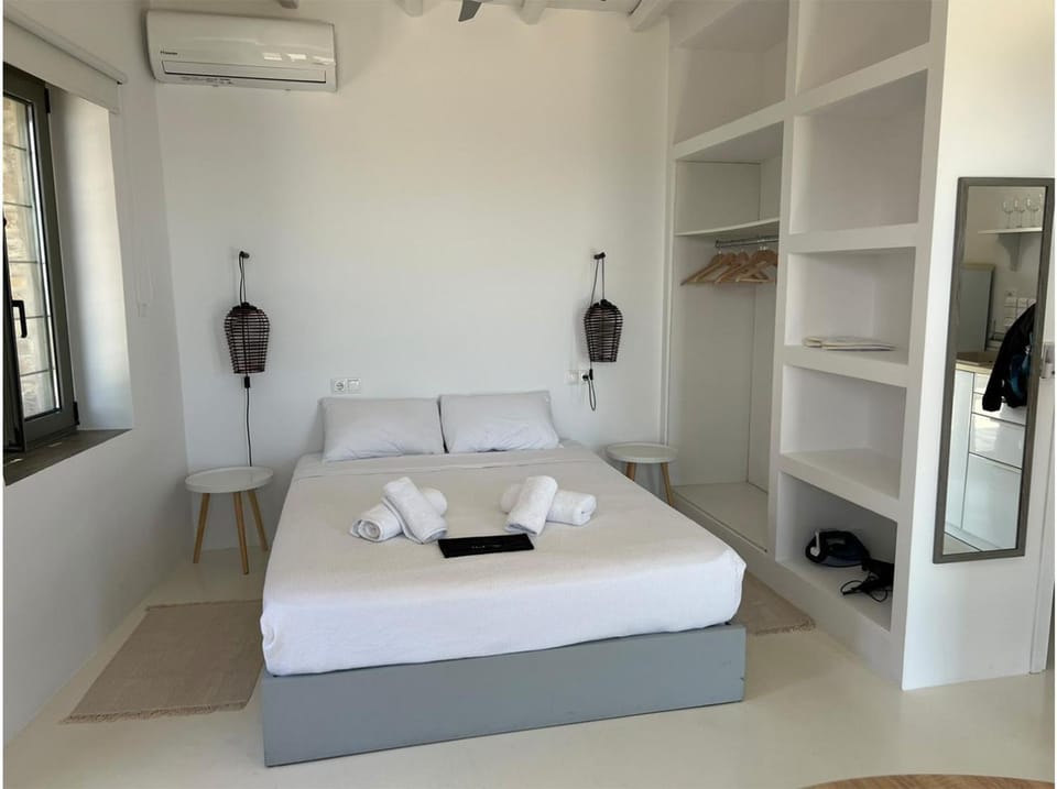 Bed, Photo of the whole room, Bedroom, air conditioner