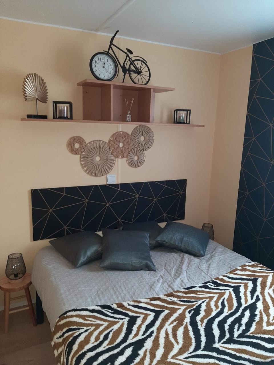 Photo of the whole room, Bedroom