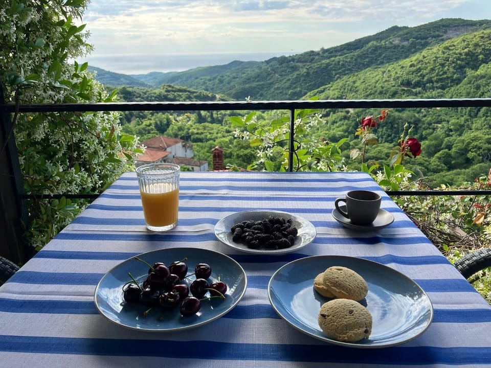 Mountain view, Sea view