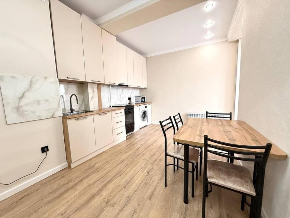 Coffee/tea facilities, Kitchen or kitchenette, Dining area, oven, stove