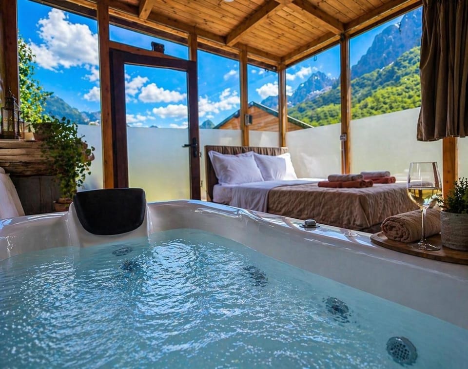 Hot Tub, Bedroom, Mountain view