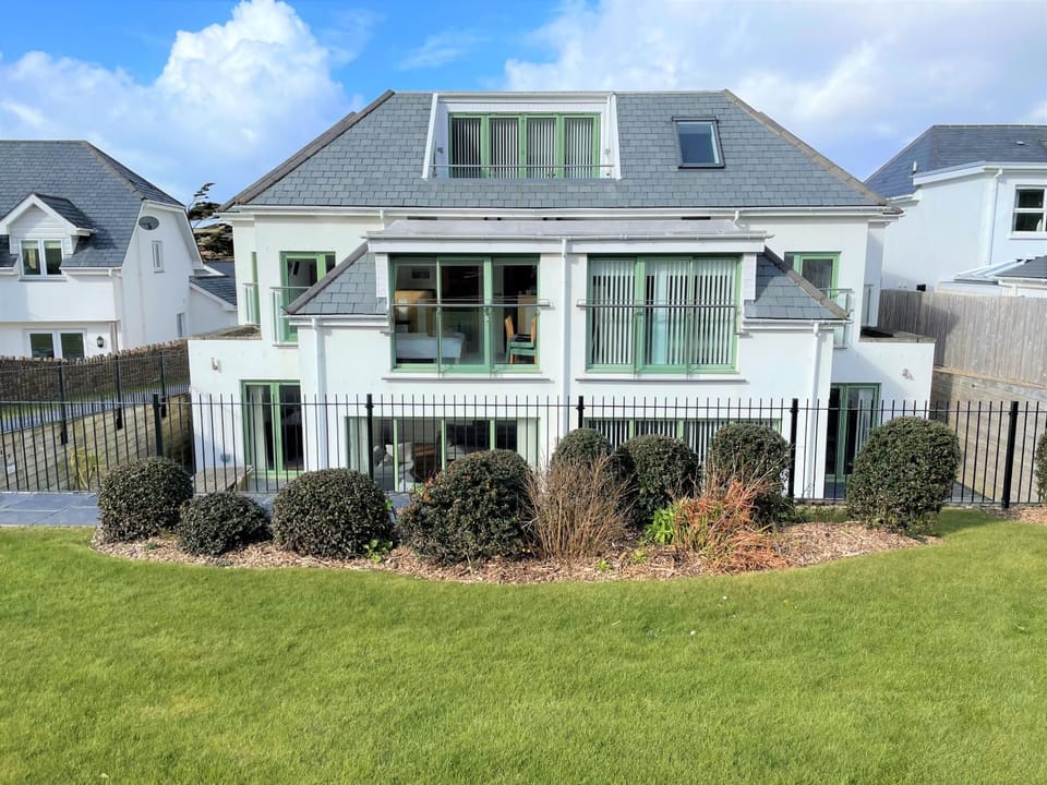 Property building, Day, Garden