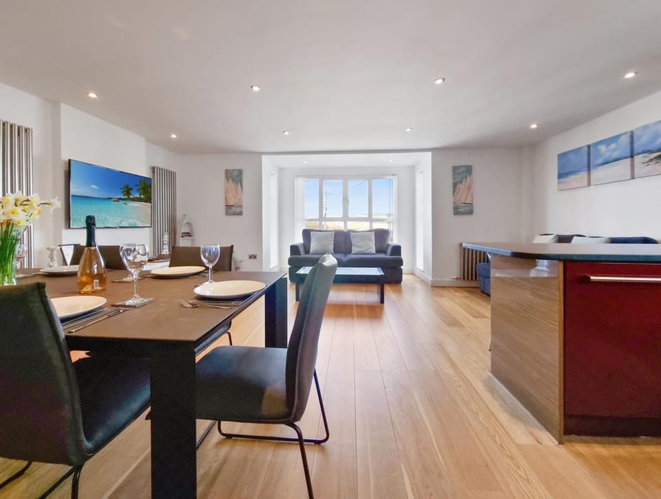 TV and multimedia, Living room, Seating area, Dining area