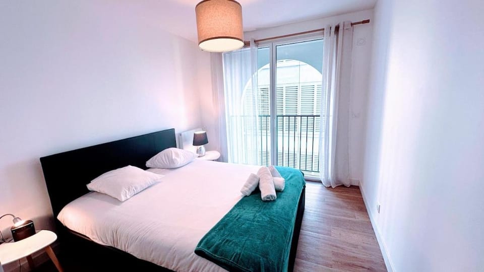 Bed, Photo of the whole room, Bedroom, towels