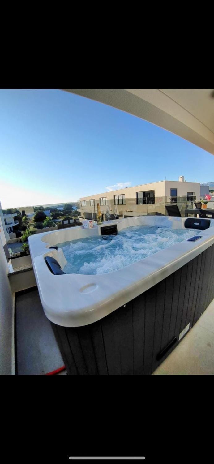 Hot Tub, Swimming pool