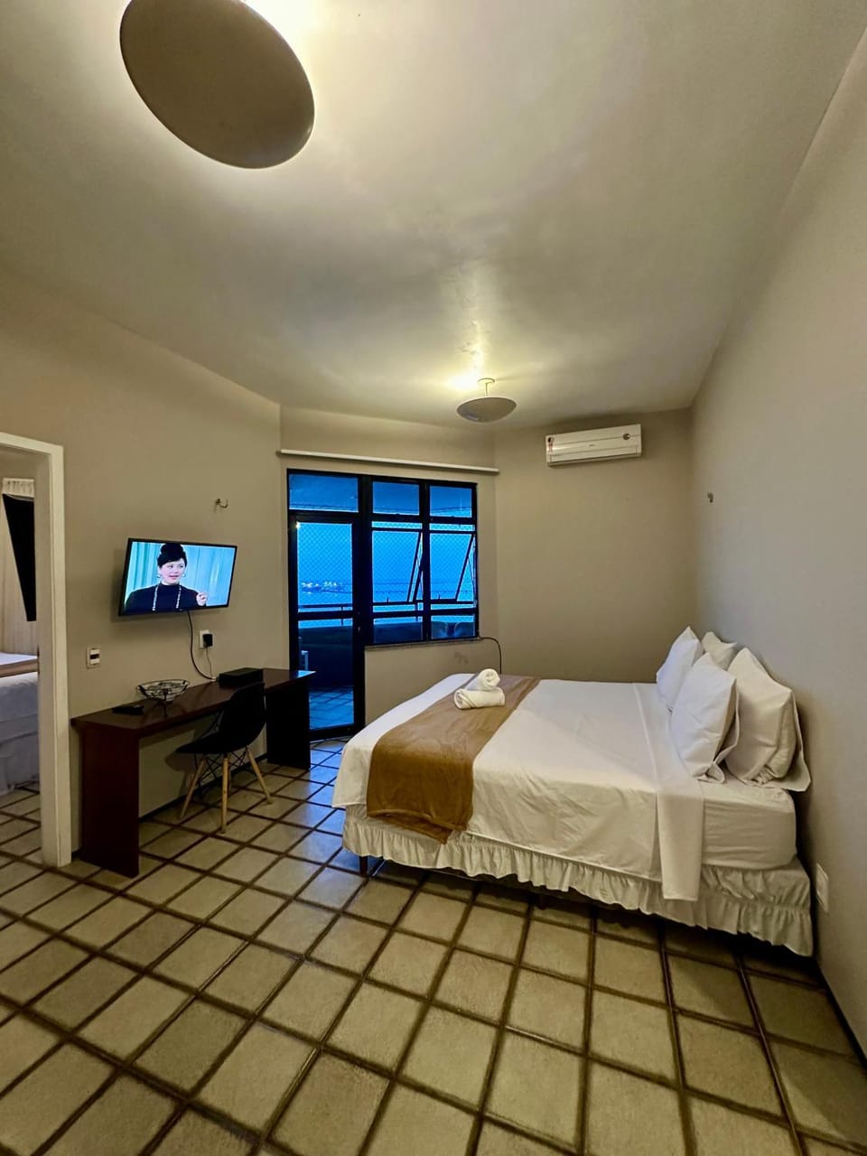 Bed, TV and multimedia, Living room, air conditioner