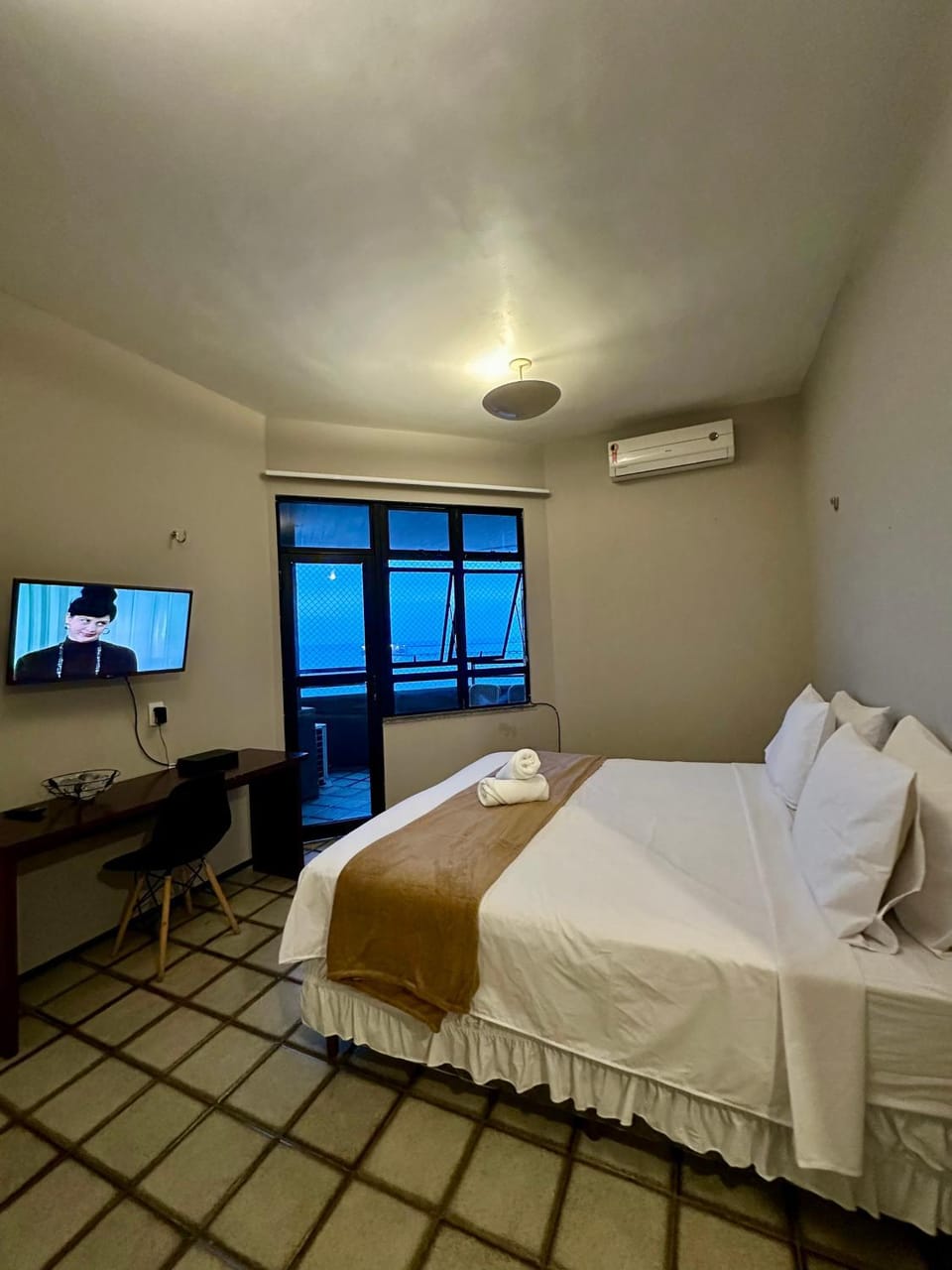 Bed, TV and multimedia, Photo of the whole room, Bedroom, towels, air conditioner