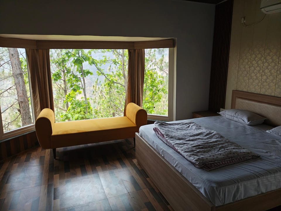 Photo of the whole room, Bedroom