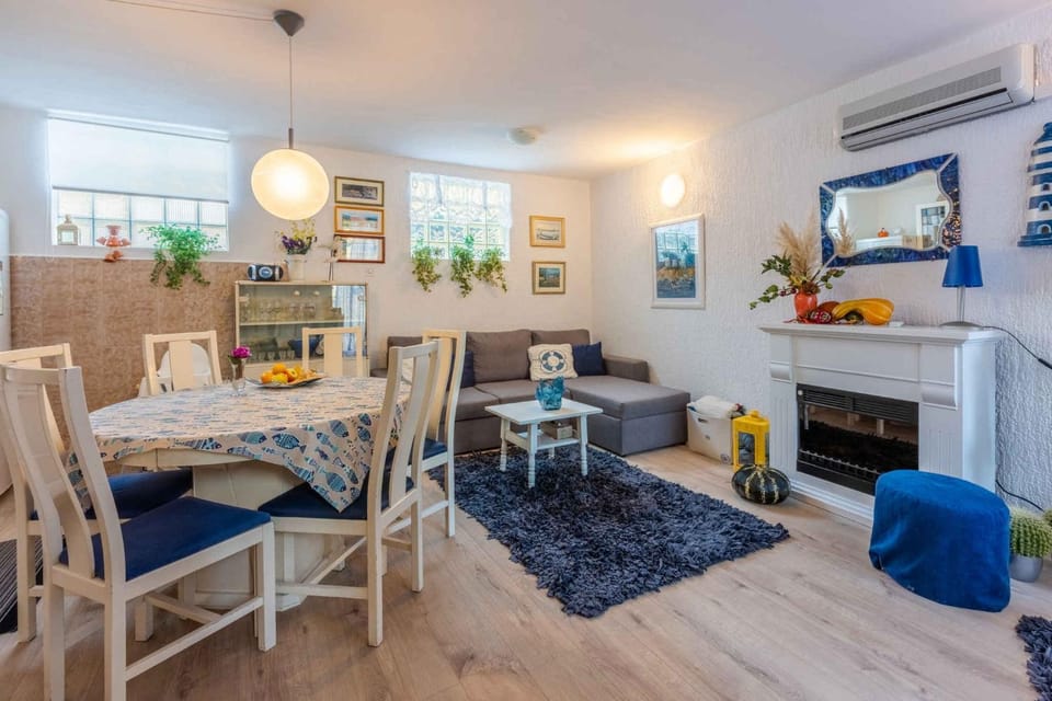 TV and multimedia, Living room, Seating area, Dining area, fireplace, air conditioner