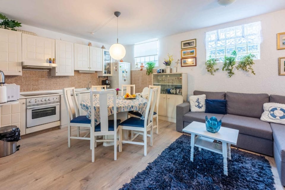 Coffee/tea facilities, Kitchen or kitchenette, Living room, Seating area, Dining area, microwave