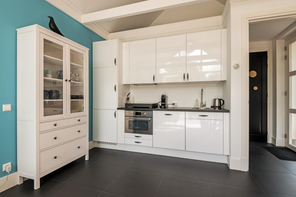 Kitchen or kitchenette, dishwasher, stove