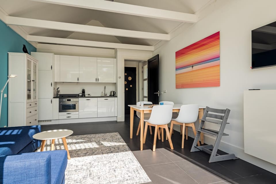 Kitchen or kitchenette, Seating area, Dining area