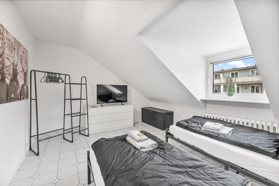 Bed, TV and multimedia, Bedroom
