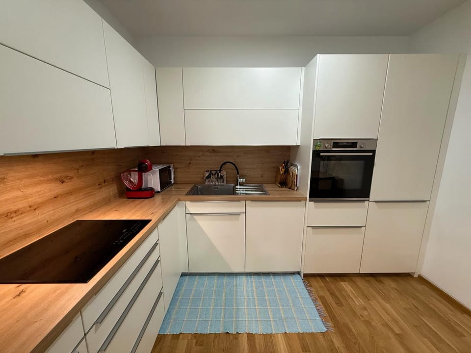 Coffee/tea facilities, Kitchen or kitchenette, dishwasher, oven, stove, toaster