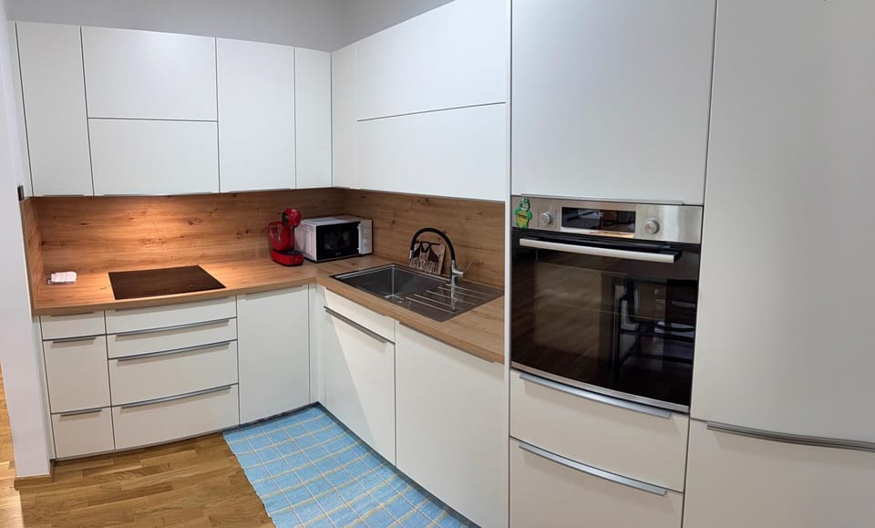 Coffee/tea facilities, Kitchen or kitchenette, dishwasher, oven, stove, toaster