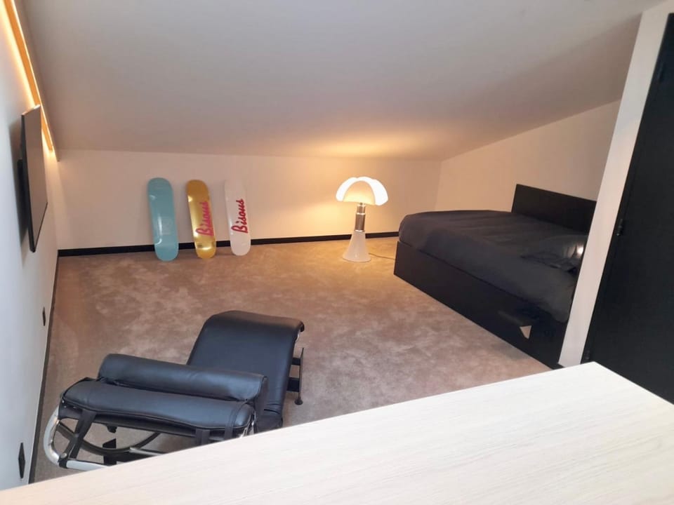 Bed, Photo of the whole room, Bedroom