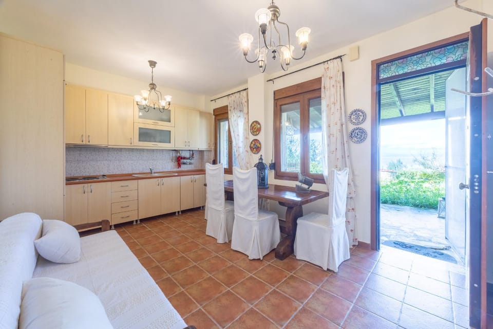 Kitchen or kitchenette, Dining area, dishwasher, stove