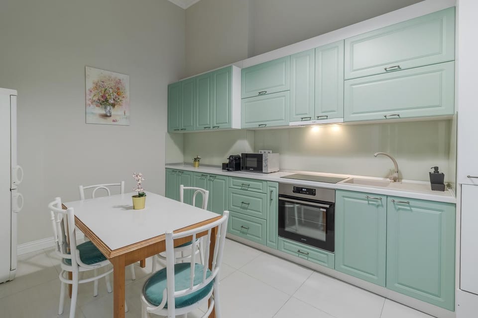 Coffee/tea facilities, Kitchen or kitchenette, Dining area, dishwasher, microwave, oven, stove