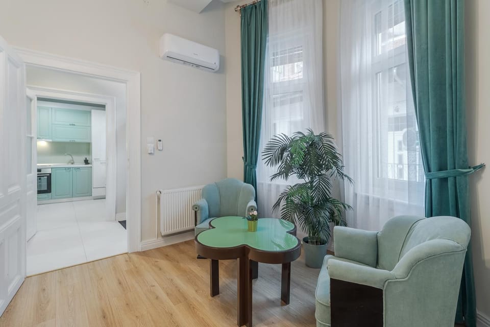 Kitchen or kitchenette, Seating area, air conditioner
