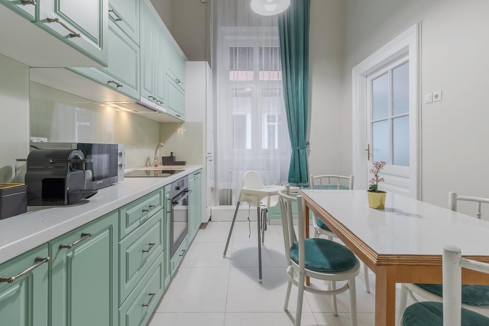 Coffee/tea facilities, Kitchen or kitchenette, Dining area, dishwasher, microwave, oven, stove