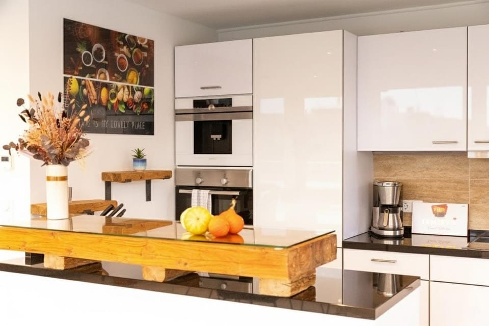 Coffee/tea facilities, Kitchen or kitchenette, dishwasher, oven, stove, toaster