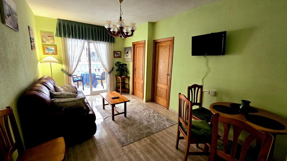 Communal lounge/ TV room, TV and multimedia, Living room, Seating area, Dining area