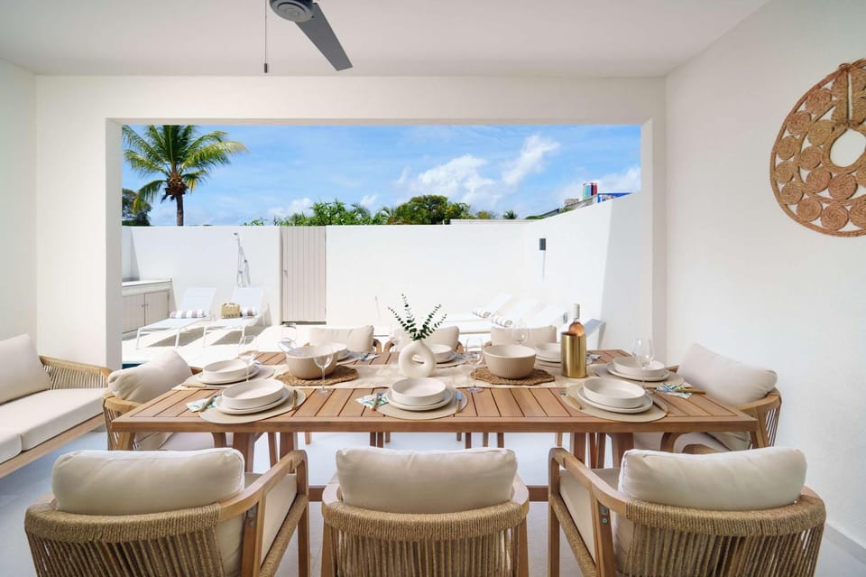 Walk to Beach, NEW LUX 4BD Villa & Pool! Near Holetown Apartment in Saint James