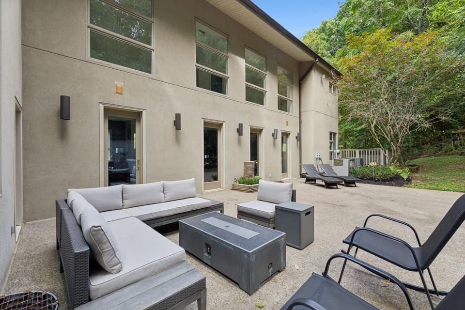 Stunning Belle Meade Mansion with Luxury Amenities and Hot Tub, Great Summer Rates House in Nashville