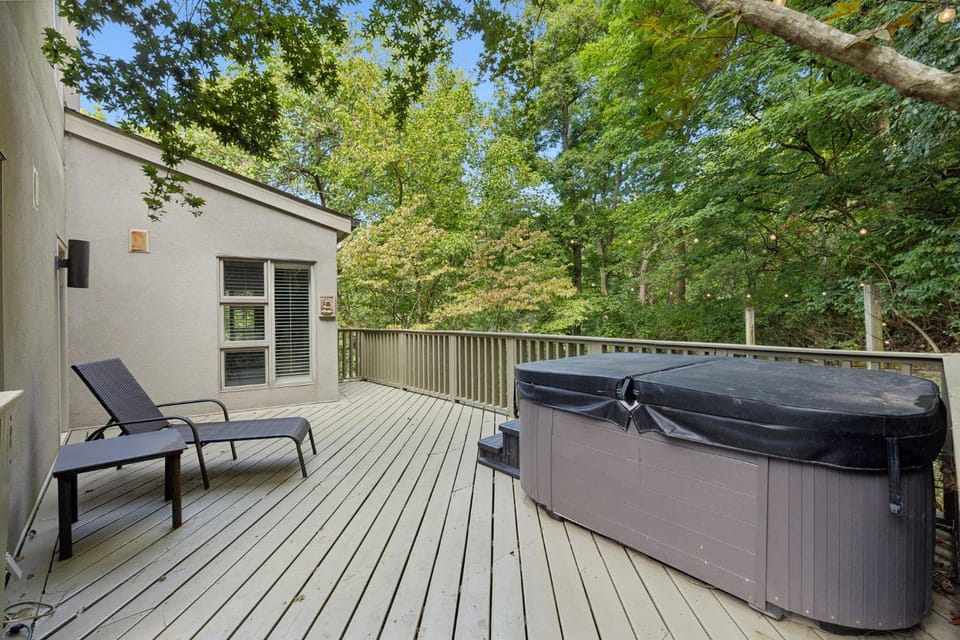 Stunning Belle Meade Mansion with Luxury Amenities and Hot Tub, Great Summer Rates House in Nashville