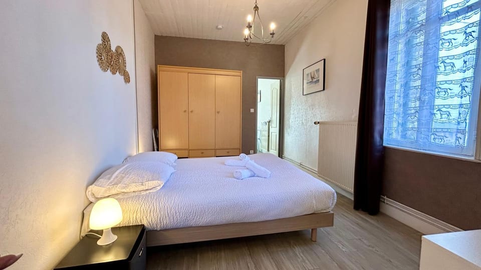 Photo of the whole room, Bedroom