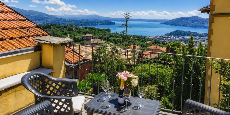 Balcony/Terrace, Lake view, Mountain view