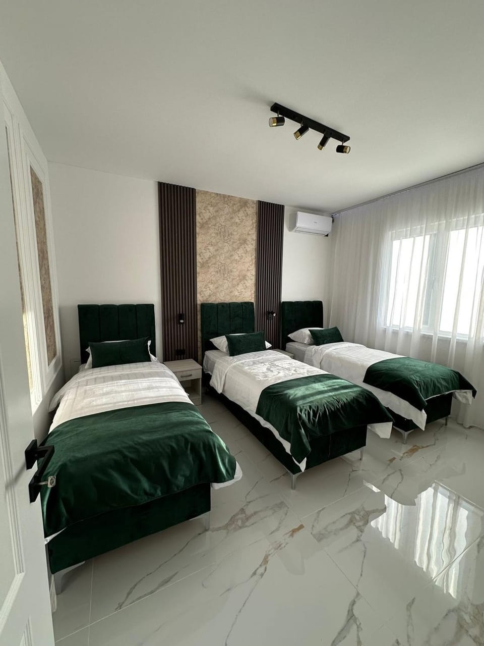 Bed, Photo of the whole room, Bedroom, air conditioner