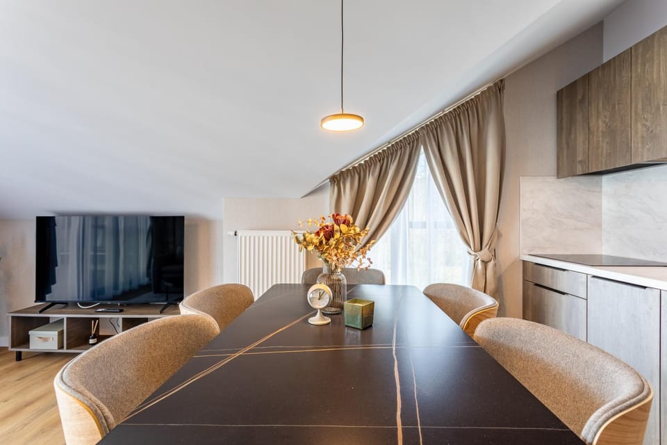 TV and multimedia, Kitchen or kitchenette, Living room, Seating area, Dining area, Evening entertainment, Breakfast, Lunch, internet