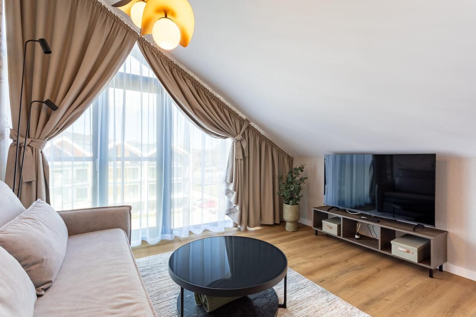 TV and multimedia, View (from property/room), Living room, Photo of the whole room, Seating area, Street view, Lunch, internet, internet