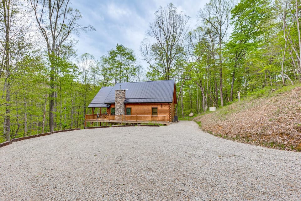 15 Mi to Hocking Hills: Secluded Cabin w/ Hot Tub Cabin in Ohio