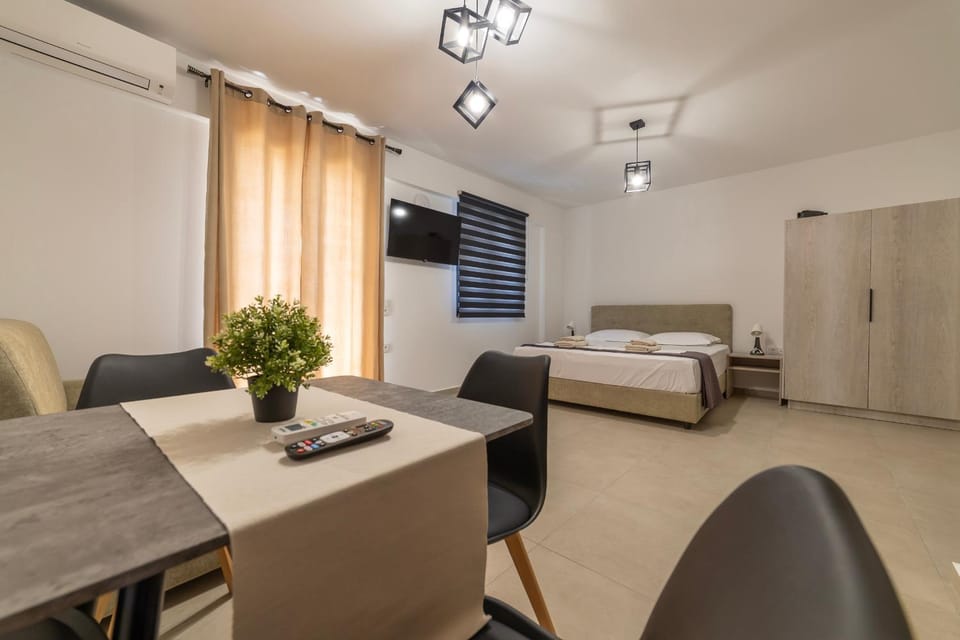 Bed, TV and multimedia, Living room, Photo of the whole room, Seating area, Dining area, Bedroom, air conditioner