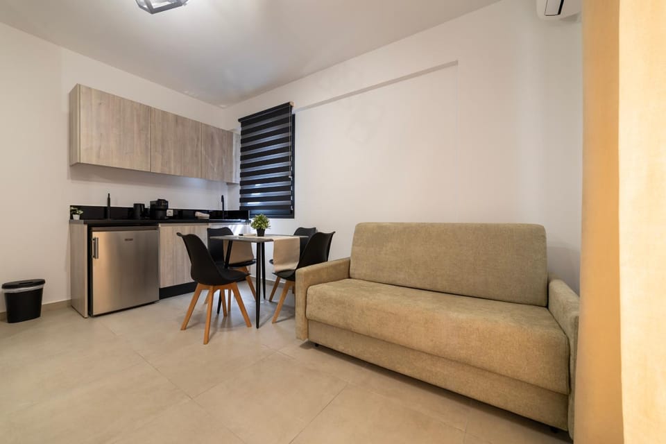 Kitchen or kitchenette, Living room, Seating area, Dining area, minibar