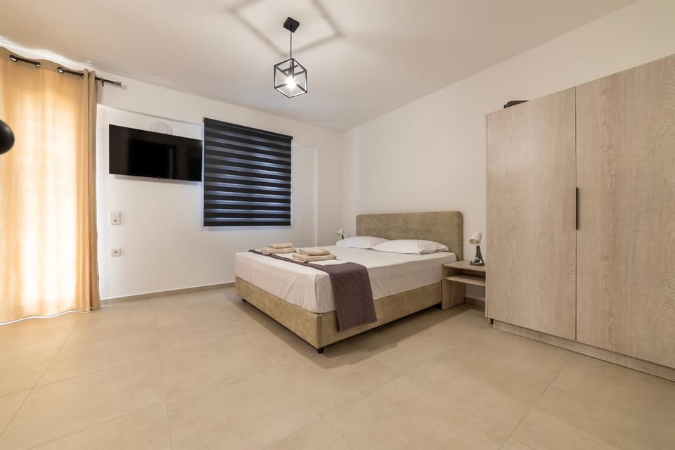 Bed, TV and multimedia, Photo of the whole room, Bedroom, towels, wardrobe, air conditioner