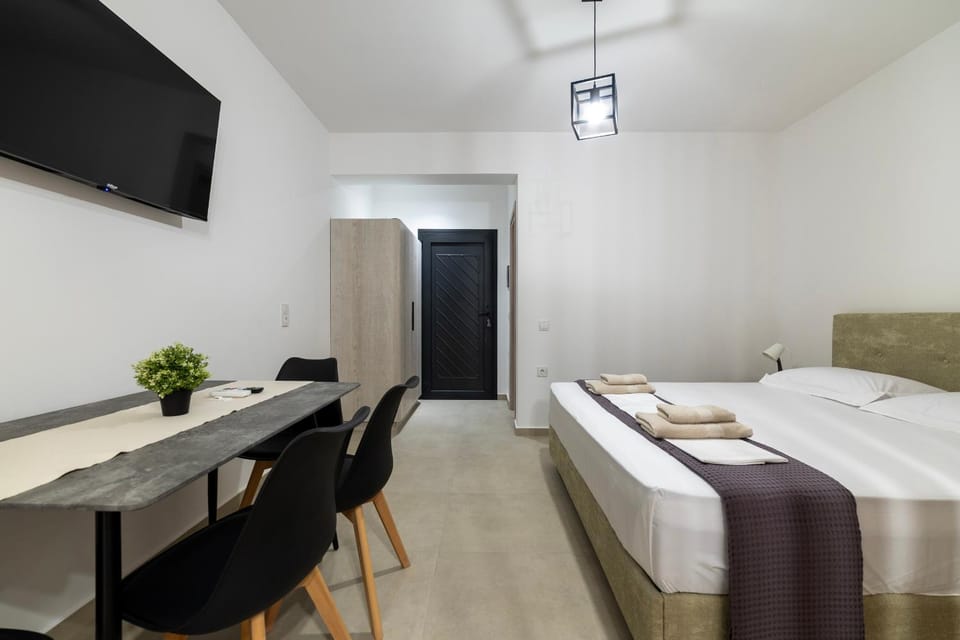 Bed, TV and multimedia, Living room, Photo of the whole room, Seating area, Dining area, Bedroom