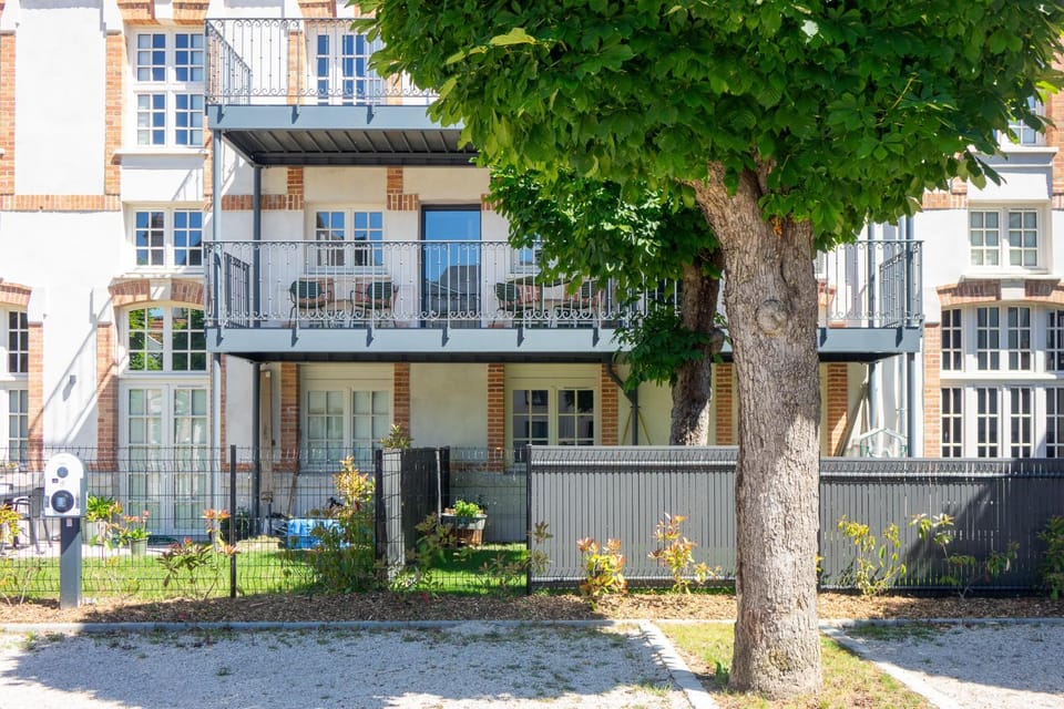 Property building, Patio, Spring, Day, Balcony/Terrace, Parking