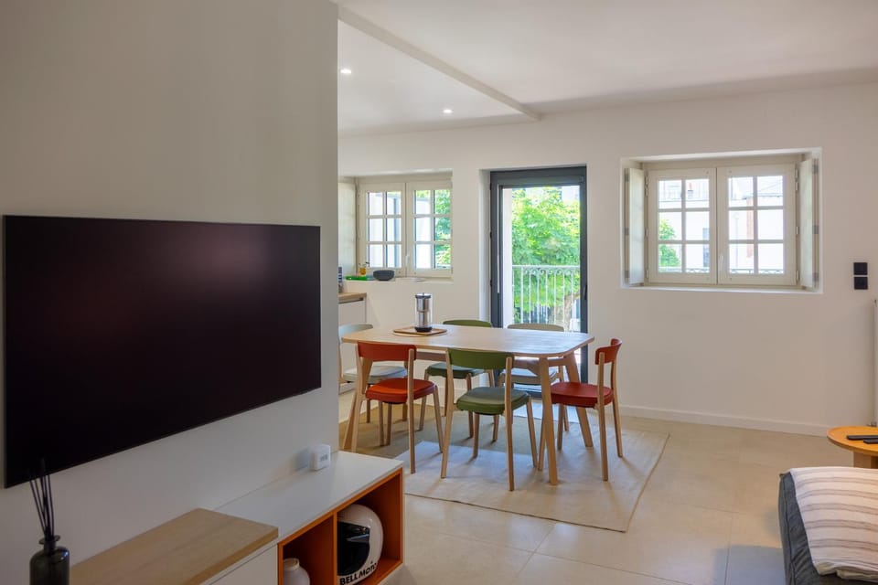 TV and multimedia, Kitchen or kitchenette, Living room, Seating area, Dining area