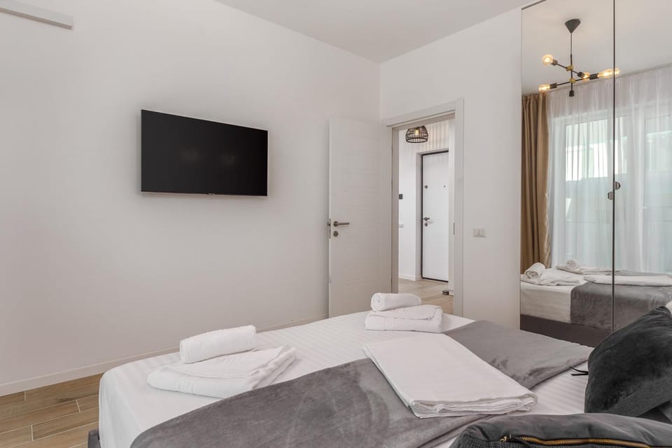 Bed, TV and multimedia, Photo of the whole room, Bedroom, towels