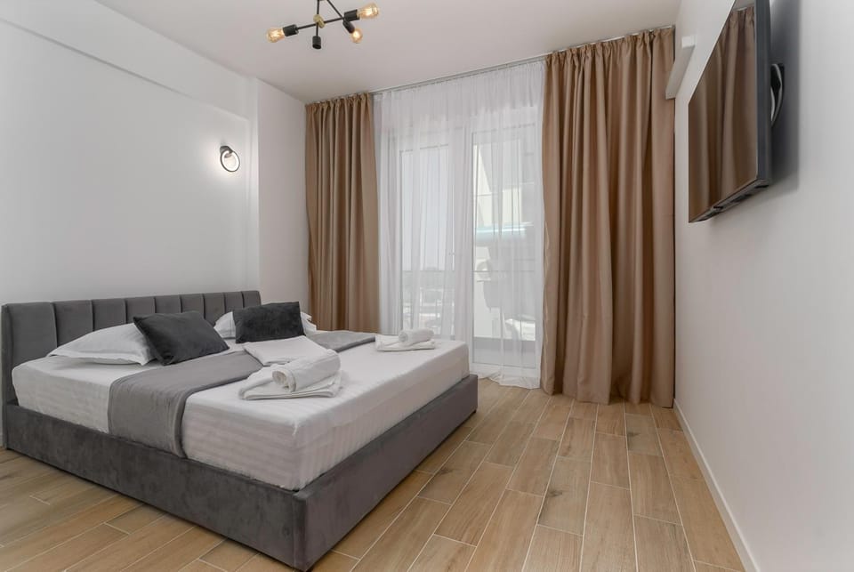 Bed, TV and multimedia, Photo of the whole room, Bedroom, towels