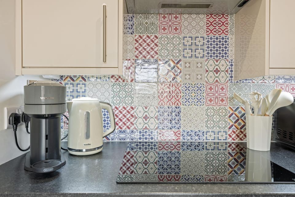 Coffee/tea facilities, Kitchen or kitchenette, stove, toaster