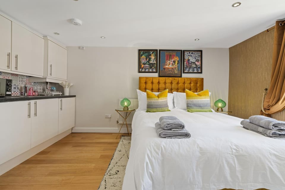 Bed, Kitchen or kitchenette, Bedroom, towels