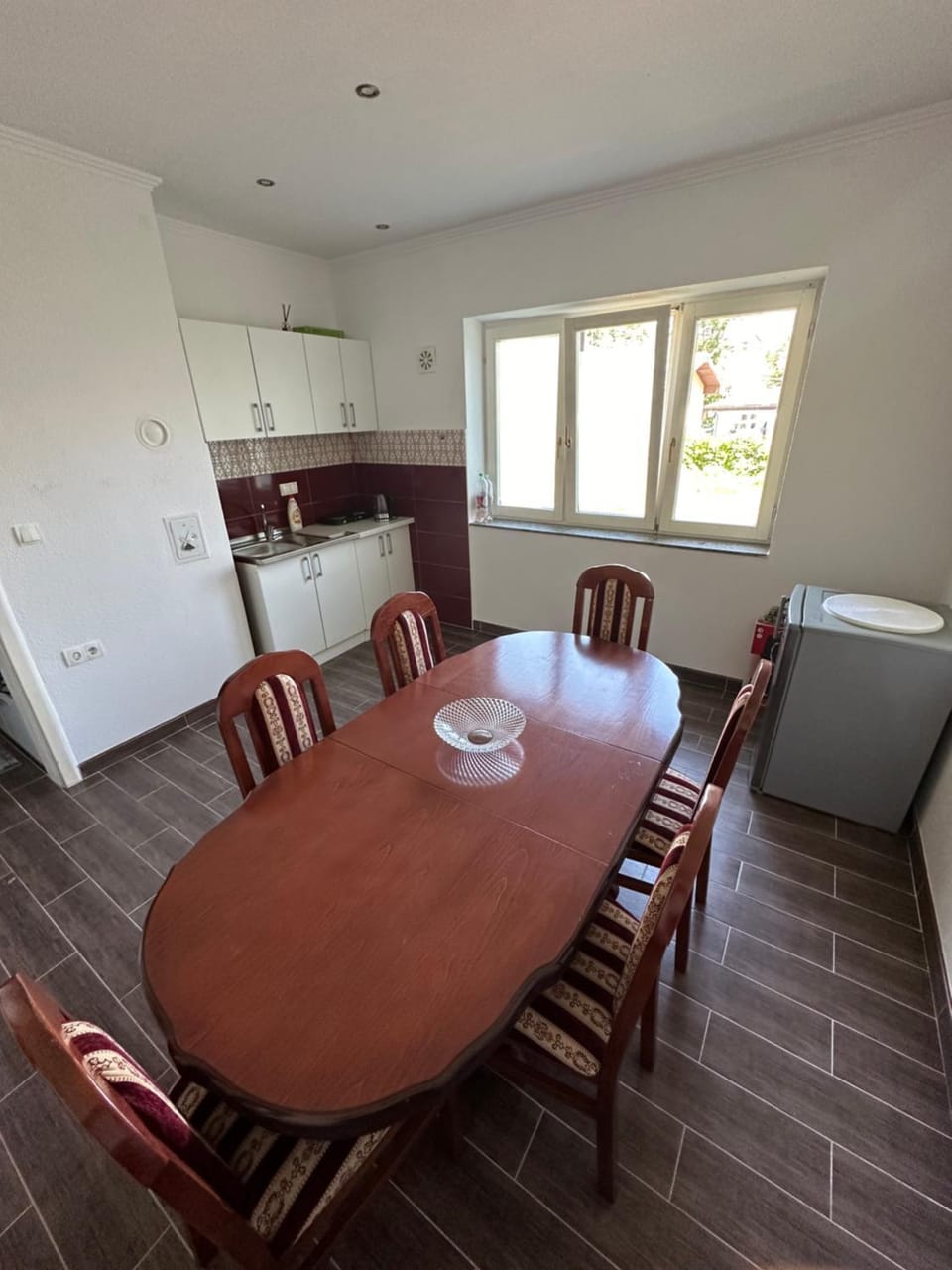 Kitchen or kitchenette, Dining area, stove