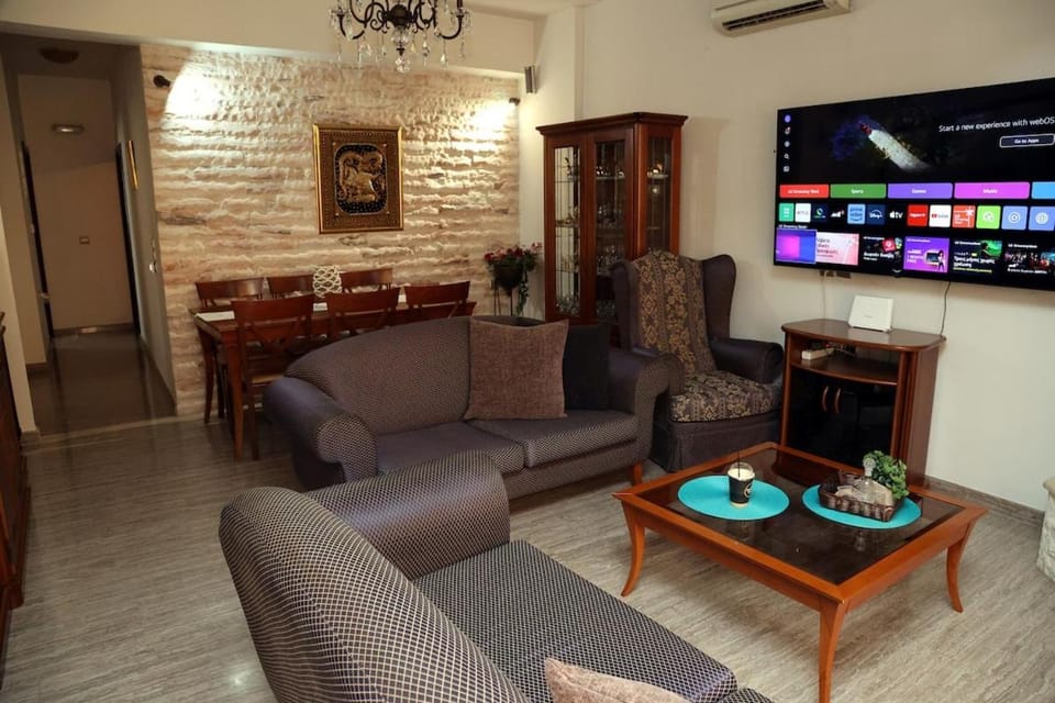 TV and multimedia, Living room, Seating area, Evening entertainment