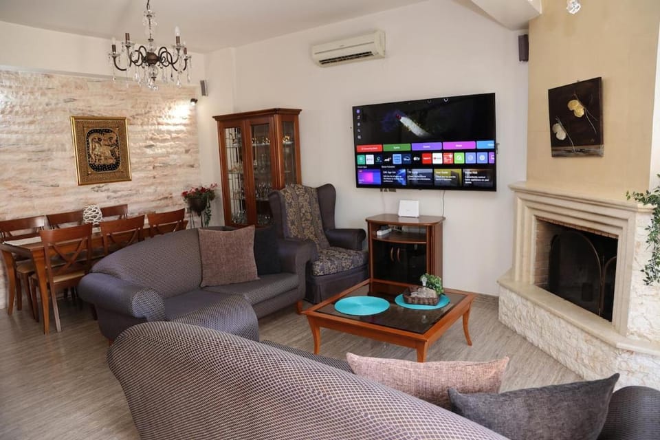 TV and multimedia, Living room, Seating area, Evening entertainment