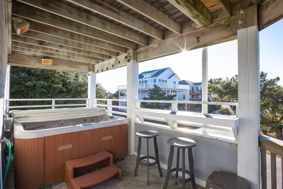Beautiful Getaway 1 Min to Ocean with Pool Hot Tub House in Corolla