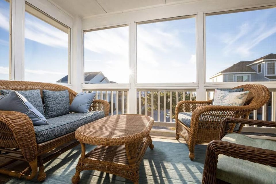 Beautiful Getaway 1 Min to Ocean with Pool Hot Tub House in Corolla